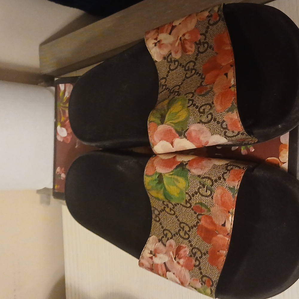 Gucci Women's Floral Slide Sandals - Black and Pink - Picture 6 of 11